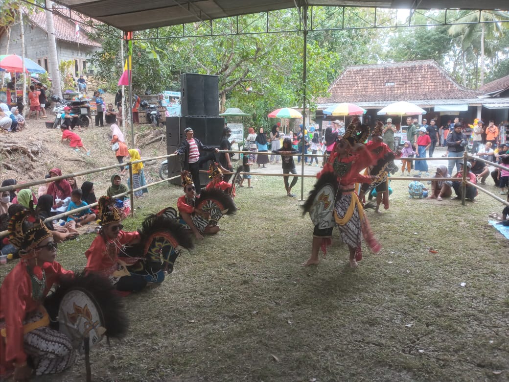 Warga Kliripan Meriahkan HUT KEMRI dengan Menggelar Seni Jathiilan